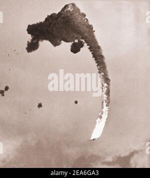 Un aeromobile Kawanishi N1K-J Shiden è in fiamme, colpito da un incendio antiaereo della USS Hornet. Okinawa, Giappone. 18 marzo 1945. Foto Stock