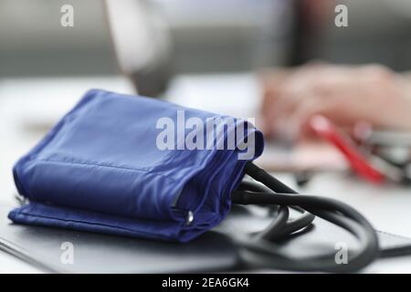 Monitor della pressione sanguigna giacente sul closeup del tavolo dei medici Foto Stock