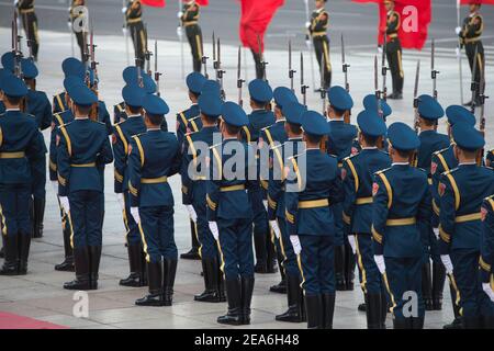 I soldati cinesi della guardia presidenziale d'onore che tiene fucili e armi marciano in stretta formazione durante una visita di dignità straniera nella capitale della Cina, nella Grande Sala del popolo in Piazza Tiananmen nel centro di Pechino © Time-Snaps Foto Stock