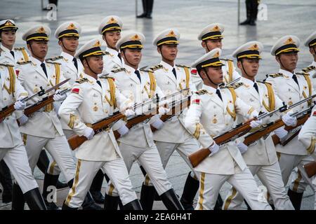 I soldati cinesi della guardia presidenziale d'onore che tiene fucili e armi marciano in stretta formazione durante una visita di dignità straniera nella capitale della Cina, nella Grande Sala del popolo in Piazza Tiananmen nel centro di Pechino © Time-Snaps Foto Stock