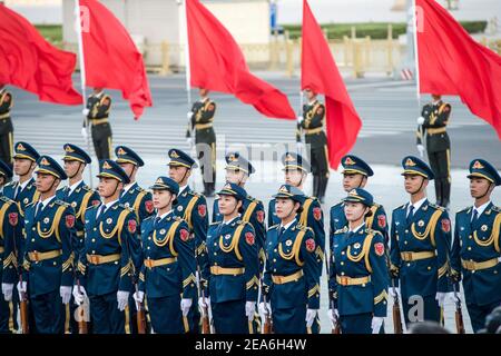 I soldati cinesi della guardia presidenziale d'onore che tiene fucili e armi marciano in stretta formazione durante una visita di dignità straniera nella capitale della Cina, nella Grande Sala del popolo in Piazza Tiananmen nel centro di Pechino © Time-Snaps Foto Stock