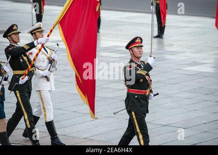 I soldati cinesi della guardia presidenziale d'onore che tiene fucili e armi marciano in stretta formazione durante una visita di dignità straniera nella capitale della Cina, nella Grande Sala del popolo in Piazza Tiananmen nel centro di Pechino © Time-Snaps Foto Stock