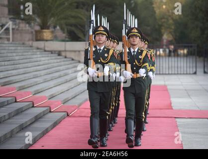 I soldati cinesi della guardia presidenziale d'onore che tiene fucili e armi marciano in stretta formazione durante una visita di dignità straniera nella capitale della Cina, nella Grande Sala del popolo in Piazza Tiananmen nel centro di Pechino © Time-Snaps Foto Stock