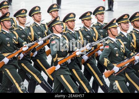 I soldati cinesi della guardia presidenziale d'onore che tiene fucili e armi marciano in stretta formazione durante una visita di dignità straniera nella capitale della Cina, nella Grande Sala del popolo in Piazza Tiananmen nel centro di Pechino © Time-Snaps Foto Stock