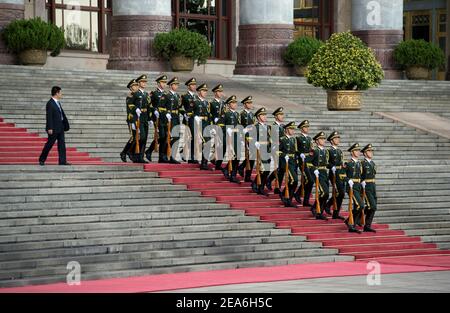 I soldati cinesi della guardia presidenziale d'onore che tiene fucili e armi marciano in stretta formazione durante una visita di dignità straniera nella capitale della Cina, nella Grande Sala del popolo in Piazza Tiananmen nel centro di Pechino © Time-Snaps Foto Stock