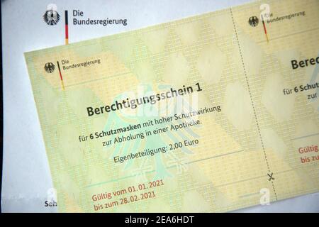 Berlino, Germania. 8 febbraio 2021. Un certificato di autorizzazione per maschere protettive ad alto effetto protettivo, che può essere acquistato presso le farmacie con un corrispettivo, viene inviato dalle compagnie di assicurazione sanitaria a persone che sono a maggior rischio di un decorso grave della malattia nella pandemia di Corona. Credit: Wolfgang Kumm/dpa/Alamy Live News Foto Stock