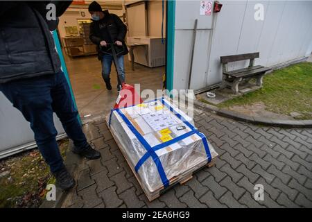 Praga, Repubblica Ceca. 6 Feb 2021. La prima consegna del vaccino contro il coronavirus da parte della ditta AstraZeneca è arrivata nel centro di spedizione della società Avenier a Ricany vicino a Praga, Repubblica Ceca, sabato mattina, 6 febbraio 2021. Credit: Michal Kamaryt/CTK Photo/Alamy Live News Foto Stock