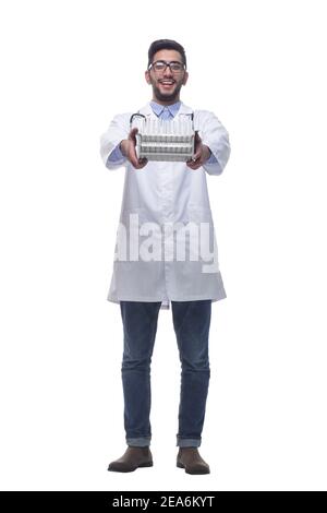 medico sorridente con provette, isolato su fondo bianco. Foto Stock