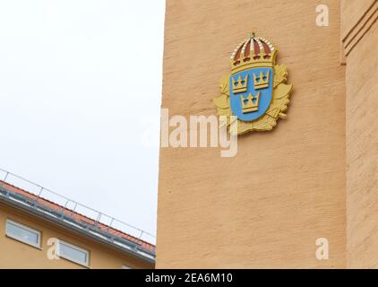 Linköping, SVEZIA - 12 NOVEMBRE 2014: Emblema della polizia svedese presso una stazione di polizia. Foto Stock