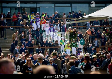 I jockeys al Grand National si fanno strada verso la precorsa della parata che si tiene annualmente all'Ippodromo di Aintree, vicino a Liverpool, Inghilterra. Foto Stock