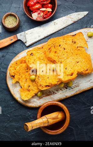Pane fresco cotto con pomodori secchi e olive Foto Stock