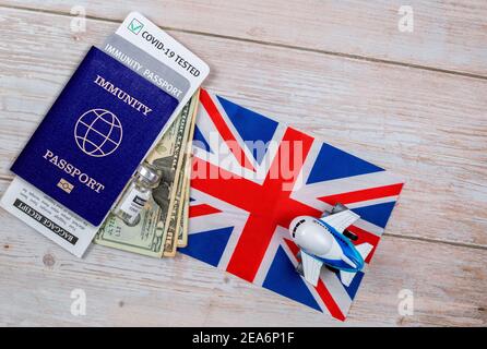 Concetto di passaporto dell'immunità, certificato per viaggiare dopo la pandemia per le persone che hanno avuto coronavirus o fatto il vaccino. Passaporto con nota COVID-1 Foto Stock