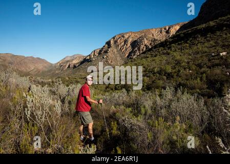 Escursionista sul Leopard Trail, Baviaanskloof, Sud Africa Foto Stock