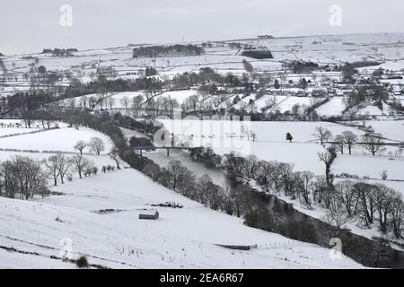 Middleton-in-Teesdale, County Durham, Regno Unito. 8 febbraio 2021. Regno Unito Meteo. La neve coperta il terreno vicino a Middleton-in-Teesdale mentre la bestia dall'est II comincia a morso nel nord dell'Inghilterra. Credit: David Forster/Alamy Live News Foto Stock