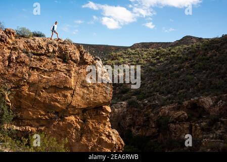 Escursionista sul Passo Nuwekloof, Baviaanskloof, Sudafrica Foto Stock