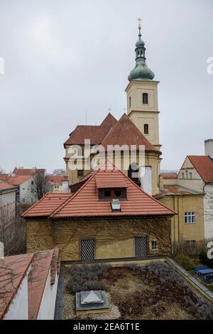 Vista verso la famosa Chiesa di nostra Signora vittoriosa dal parco sulla collina di Petřín a Praga, Repubblica Ceca. Foto Stock