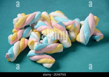 Marshmallow si torce. Caramelle dolci e colorate Foto Stock