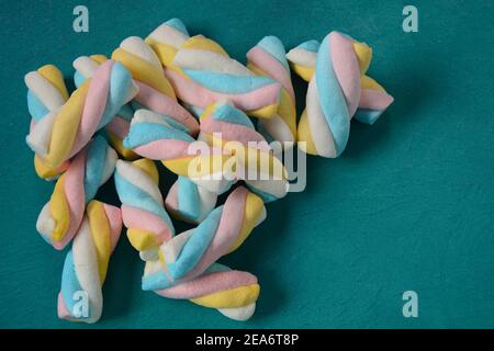 Marshmallow si torce. Caramelle dolci e colorate Foto Stock