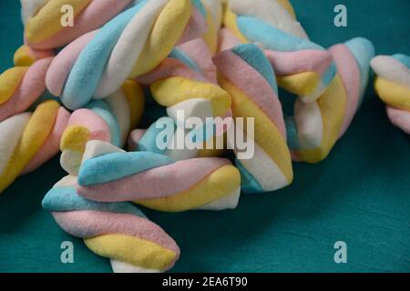 Marshmallow si torce. Caramelle dolci e colorate Foto Stock