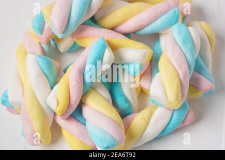 Marshmallow si torce. Caramelle dolci e colorate Foto Stock