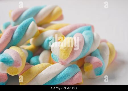 Marshmallow si torce. Caramelle dolci e colorate Foto Stock