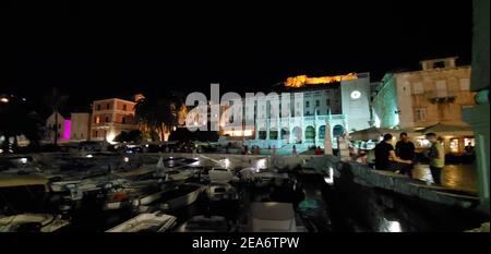 Una foto dell'isola di Hvar in croazia e del forte veneziano di Hvar, Fortiza o Spanjola si sono illuminate per il festival di musica Ultra nel 2019 Foto Stock