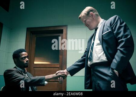 JESSE PLEMONS e LAKEITH STANFIELD in JUDAS E IL MESSIA NERO (2021), diretto da SHAKA RE. Credito: MACRO / partecipante / Album Foto Stock