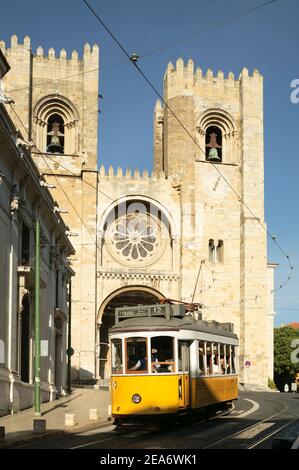 Il tram di fronte Cattedrale (Se) Alfama Lisbona Portogallo Foto Stock