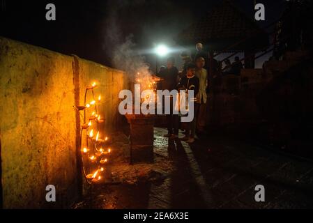 Cingalese persone che illuminano candele Notte di Adamo picco Sri Lanka Foto Stock