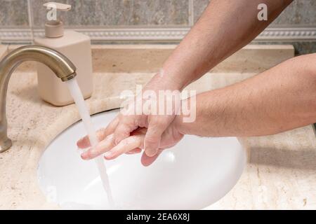 Fotografia che mostra il processo di lavaggio delle mani che dovremmo portare con noi Verso l'esterno parecchie volte un il giorno per combattere il virus.it del covid è inteso per essere un ph realistico Foto Stock