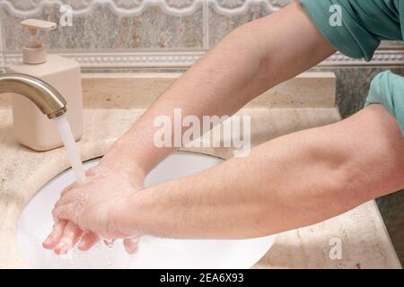 Fotografia che mostra il processo di lavaggio delle mani che dovremmo portare con noi Verso l'esterno parecchie volte un il giorno per combattere il virus.it del covid è inteso per essere un ph realistico Foto Stock