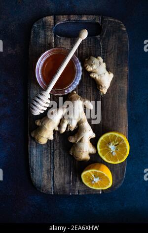 Miele, zenzero e limone ingredienti per una bevanda calda del tè Foto Stock