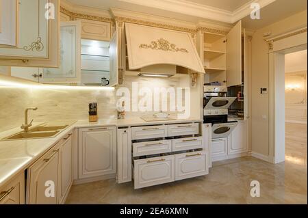 Comodino rotondo in vetro con oro e vaso di fiori in un moderno interno  beige. Design degli interni. Messa a fuoco selettiva morbida, rumore  artistico Foto stock - Alamy