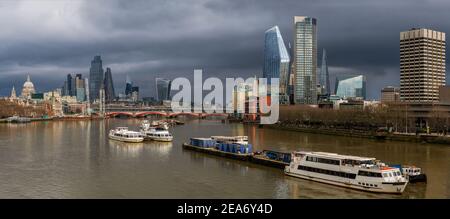 Paesaggio urbano e barche nel fiume Tamigi, Londra, Inghilterra, Regno Unito Foto Stock