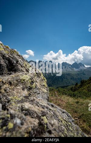 Vista mozzafiato sulle montagne e sulle rocce delle Alpi austriache Vicino a Solden e Obergurgl Foto Stock