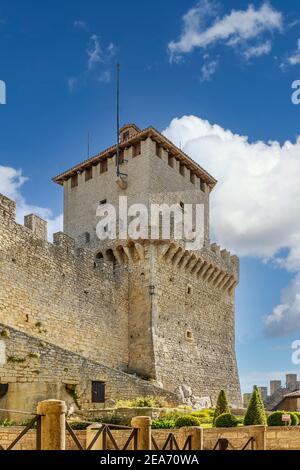 L'antico Castello della Guaita conosciuto come la prima torre Nel centro storico di San Marino Foto Stock