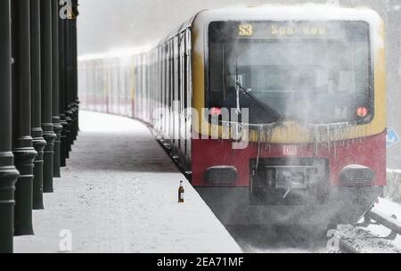 Berlino, Germania. 8 febbraio 2021. La S-Bahn S3 per Spandau attraversa la neve in una stazione. Attualmente, vi sono restrizioni legate alle condizioni atmosferiche nell'intera rete della S-Bahn di Berlino. Credit: Kira Hofmann/dpa-Zentralbild/dpa/Alamy Live News Foto Stock