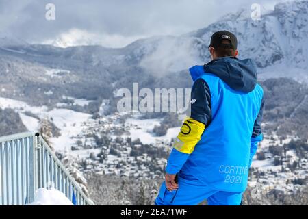 Cortina, Italia. 8 febbraio 2021. Volontariato a Cortina d'Ampezzo dove la corsa alpina combinata femminile viene annullata a causa della nevicata nel 2021 FIS Alpine World SKI Championships - Alpine Combined - Donne, gara di sci alpino a Cortina (BL), Italia, Febbraio 08 2021 Credit: Independent Photo Agency Srl/Alamy Live News Foto Stock