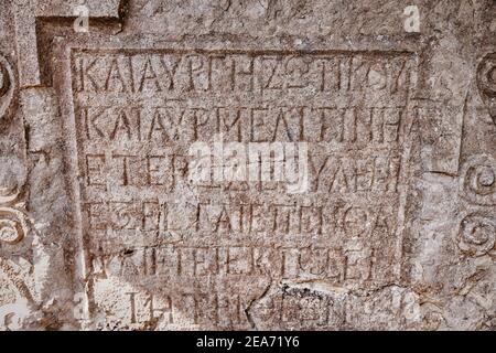 Iscrizioni in greco antico su una lapide in rovina in un cimitero in Anatolia Turca Foto Stock