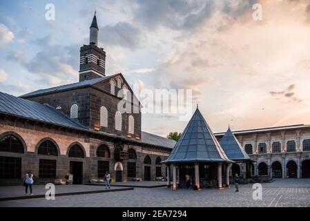 La Grande Moschea di Diyarbakır (in turco: Diyarbakır Ulu Camii) è l'ex Chiesa di San Tommaso Cristo, una delle chiese più antiche della storia. Foto Stock