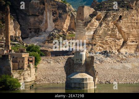 La Moschea di El Rizk e l'antico ponte Tigris sul fiume. Hasankeyf antica città nel sud-ovest della Turchia. Foto Stock