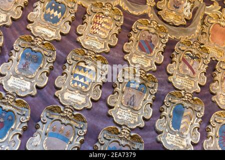 Dettagli e stemmi araldici e decorazioni sul Mura e soffitti dell'Archiginnasio Palace Bologna Italia Foto Stock