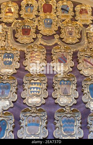 Dettagli e stemmi araldici e decorazioni sul Mura e soffitti dell'Archiginnasio Palace Bologna Italia Foto Stock