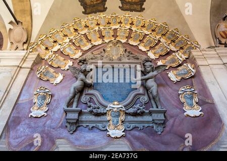 Dettagli e stemmi araldici e decorazioni sul Mura e soffitti dell'Archiginnasio Palace Bologna Italia Foto Stock