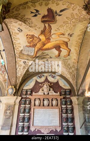 Dettagli e stemmi araldici e decorazioni sul Mura e soffitti dell'Archiginnasio Palace Bologna Italia Foto Stock