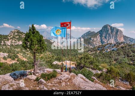 12 settembre 2020, Termessos, Turchia: Bandiera turca e bandiera della direzione Generale delle foreste nel Parco Naturale Termessos vicino Antalya. Conc Foto Stock