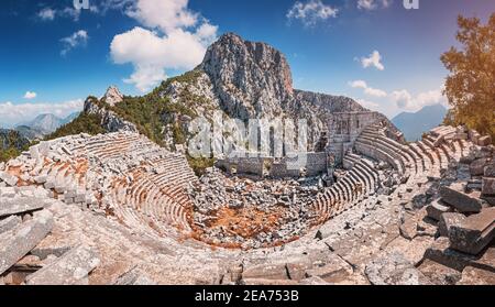 Panorama panoramico dell'antico anfiteatro nella città antica di Termessos è uno dei principali siti turistici e archeologici della Turchia. Foto Stock