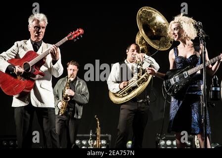 David Byrne e Annie Clark (di San Vincenzo) Esecuzione in diretta sul palco come parte della fine di Il festival della strada 2013 a Dorset Foto Stock