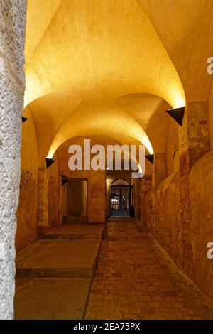 LIONE, FRANCIA, 6 febbraio 2021 : il traboule Longue nel centro storico di Lione. I traboules sono un tipo di passaggio utilizzato dai produttori di seta. Foto Stock