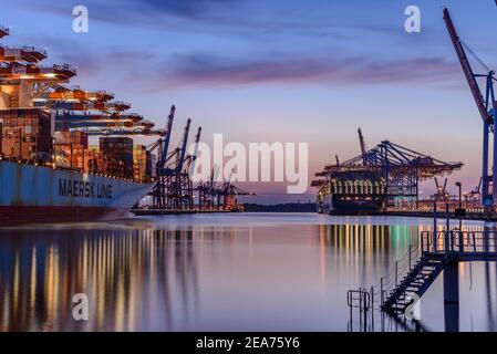 Navi a Amburgo Waltershofer Hafen Foto Stock